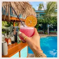 Who doesn't love a good cocktail by the pool!? 🍹☀️
Bar service is provided daily by the main pool from 3 pm to 5:30 pm. 

#boardwalkhotelaruba #boardwalk #hotel #aruba #onehappyisland #cocktail #lostinparadise

@rachelnthecityy
@eduardoshideaway